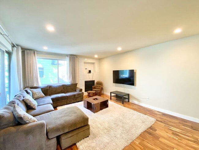 Photo - Built in 2017 – Stunning Modern Home for R...