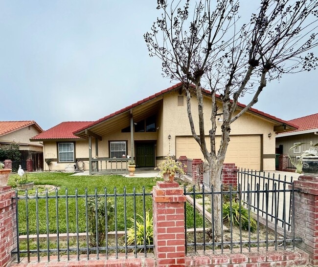 Building Photo - Charming 3 Bedroom 2 Bath Home for Rent in the Ranchwood Estates