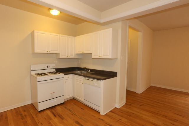 Photo - 3727 N Pine Grove Ave Unidad E2