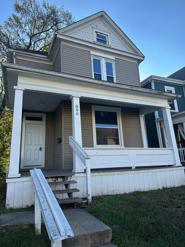 Building Photo - Welcome to this amazing 3 Bedroom, 1 Bathr...