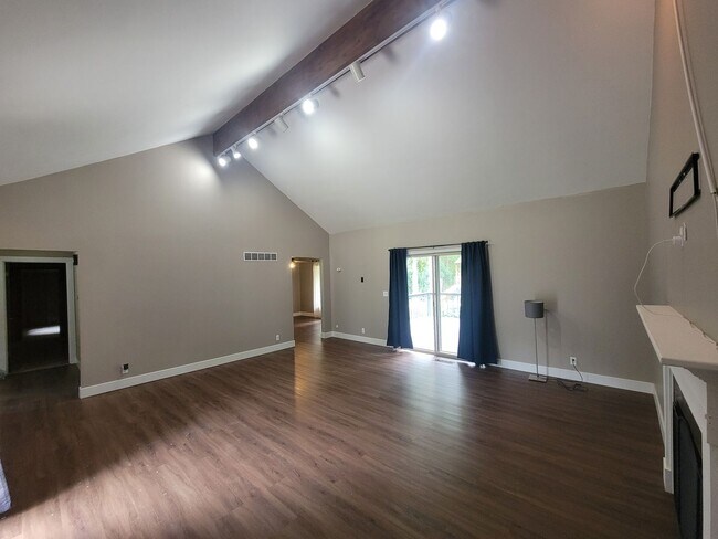 Building Photo - 4 Bedroom/3 Bath -Great, Layout