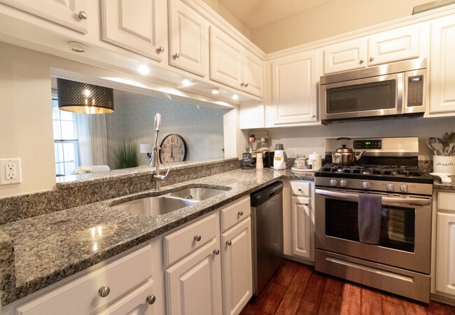 Kitchen - 240 Renaissance Pkwy NE Unit 307