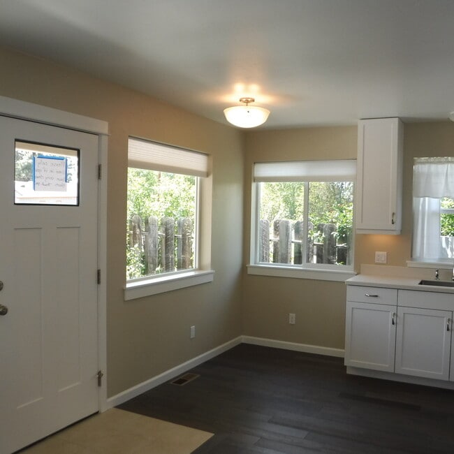 Photo - Light & Bright 2 Bed/2 Bath Mid-Town Cottage with Garage