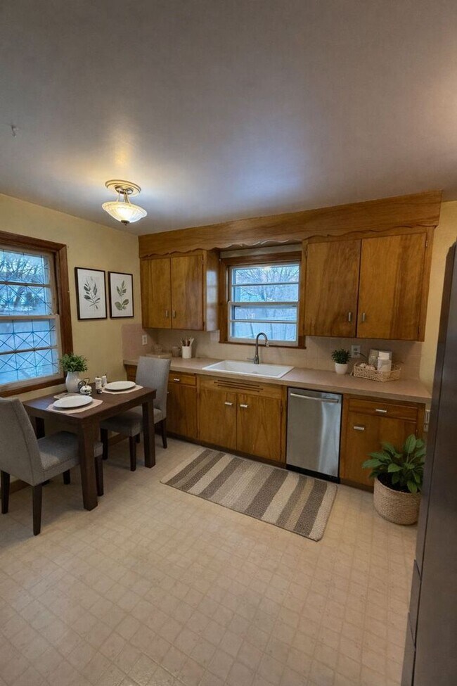 Photo - AVAILABLE NOW! - 2 Bed 1 Bath Home!