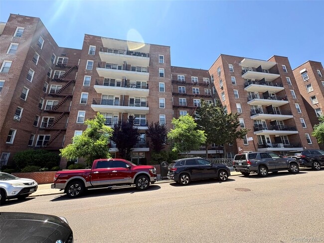 Building Photo - 67-50 Thornton Pl Unit 2U