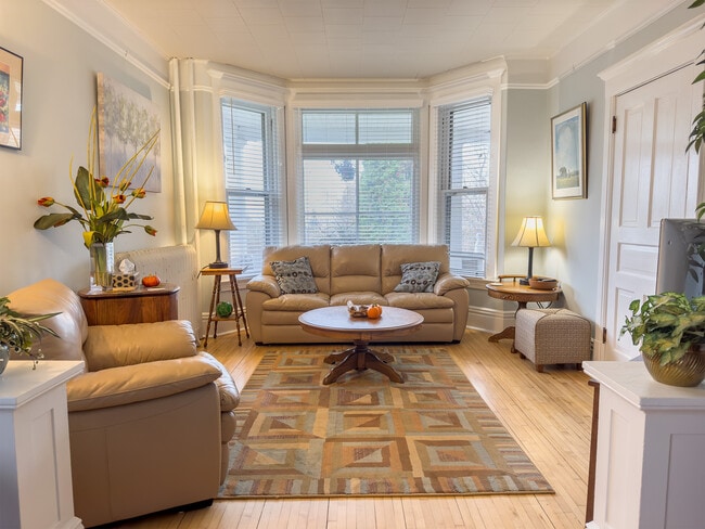 Photo - 909 E 5th St Unidad 909 Lower