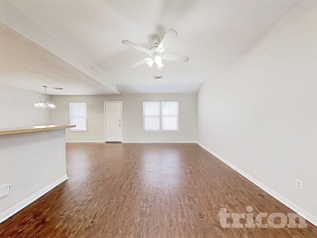 Photo - 220 Kellyn Ct