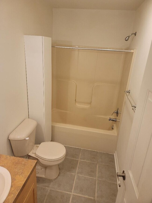 Photo - 610 Maple Ave Unit 200