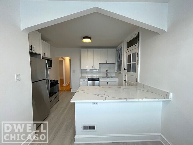 Building Photo - 5800 N Richmond St Rental