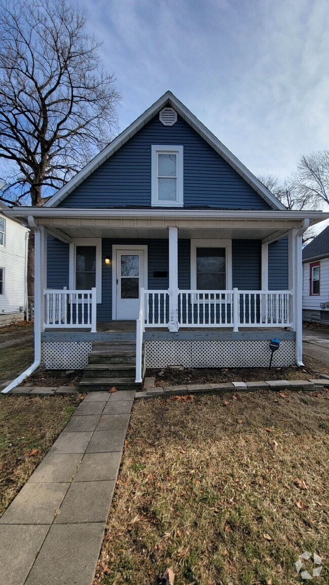 Building Photo - 3 bedroom house with fenced backyard