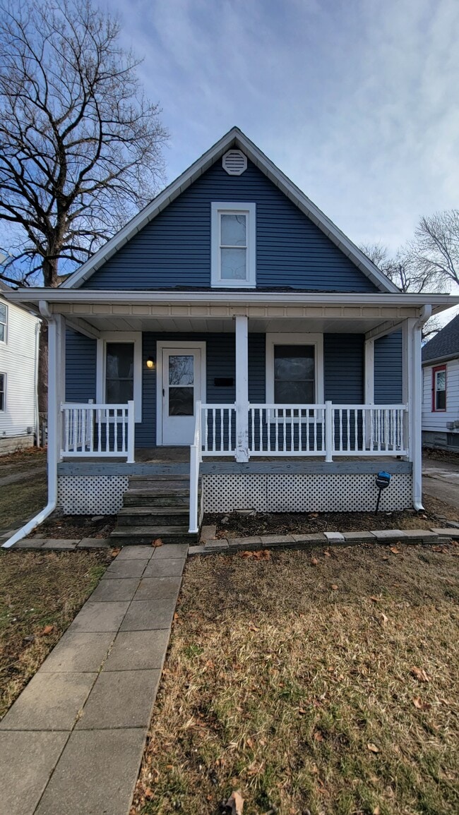 3 bedroom house with fenced backyard - 3 bedroom house with fenced backyard