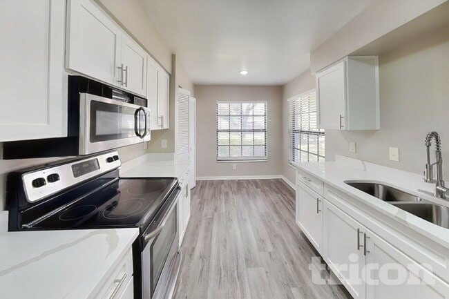 Photo - 947 Sandywood Dr
