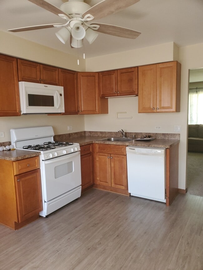 Building Photo - 15290 El Cameno Ter Unit 2E Rental