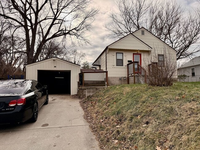 Building Photo - 1325 W 24TH St S