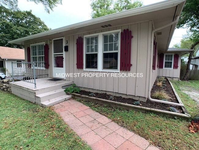 Building Photo - Adorable Bungalow in Downtown Lees Summit! Rental