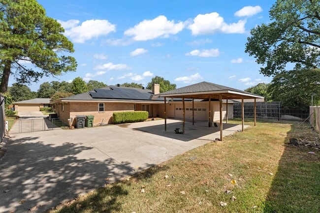 Photo - 1807 Holm Oak St