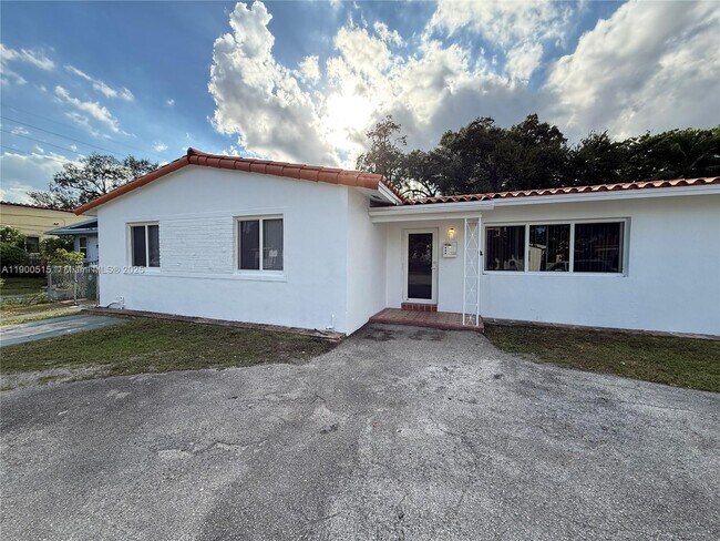 Building Photo - 1120 NW 32nd Ct Unit FRONT