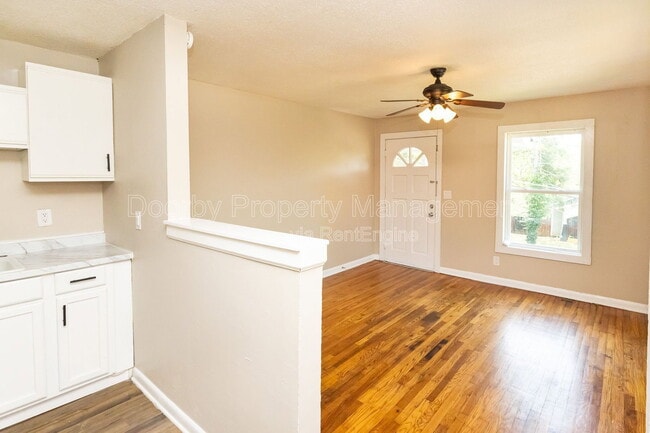 Photo - 2215 Allin St