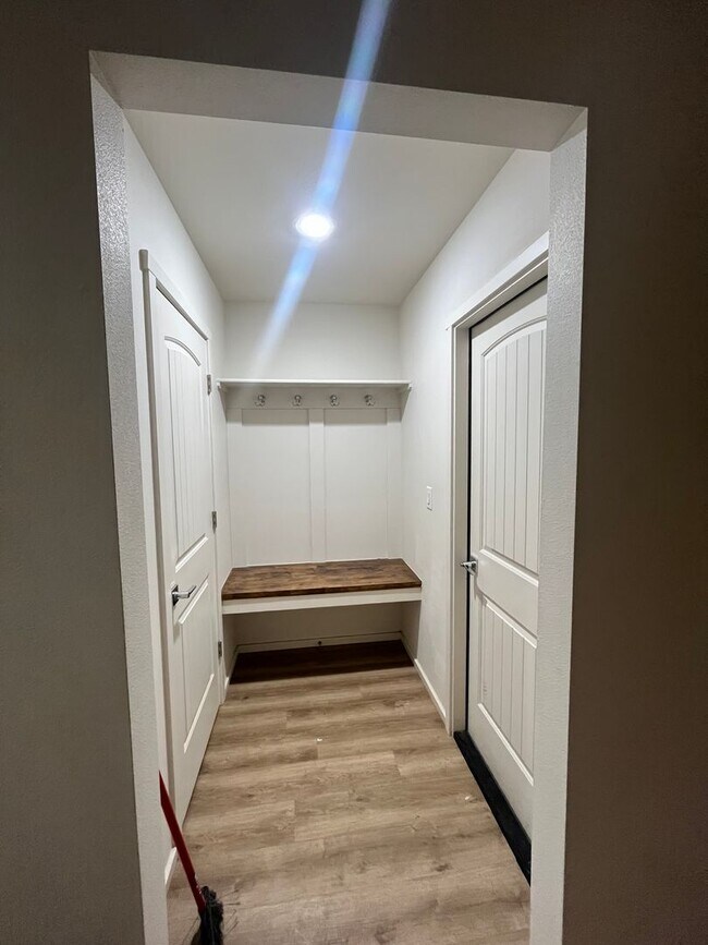 Photo - 1107 E La Brea Ave