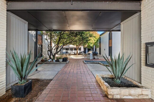 Building Photo - 1220 W Anderson Ln. Unit 109