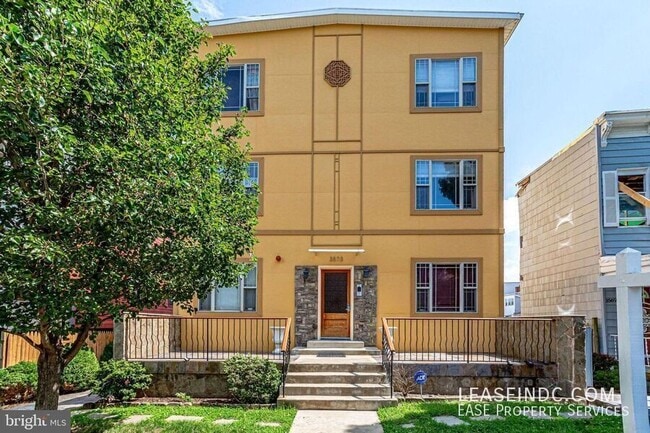 Building Photo - 3573 Warder St NW Unit #4