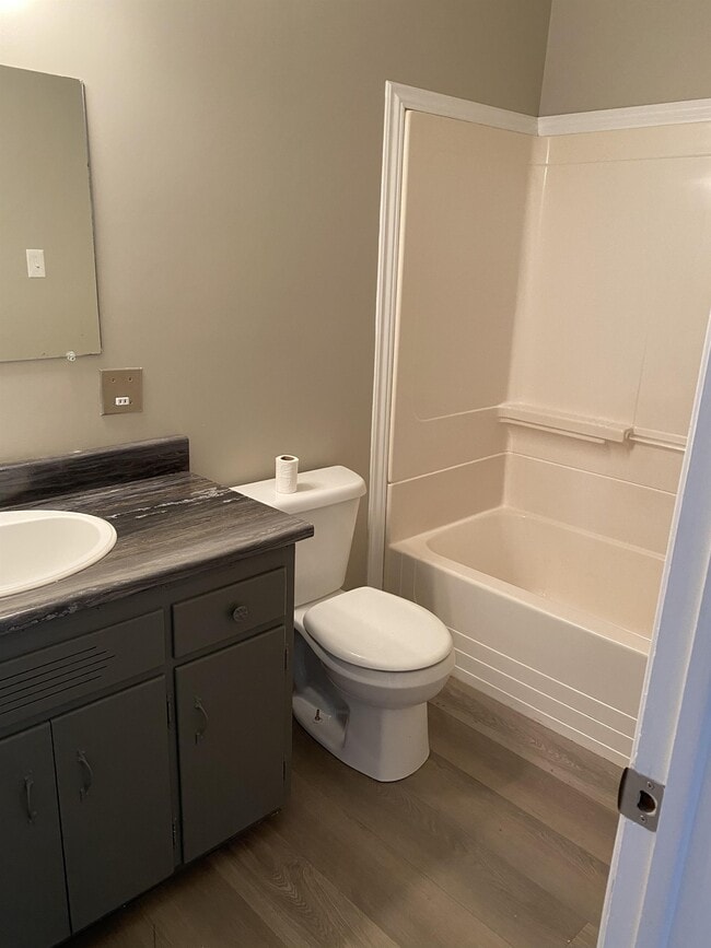 Photo - 615 Chalmers Ct Unit 5