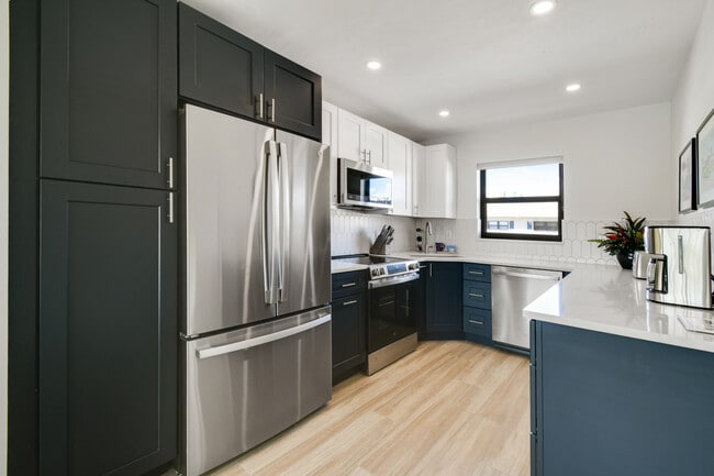 Building Photo - 755 Saturn St Unit D