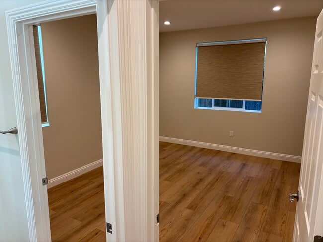 2454 Los Feliz Dr