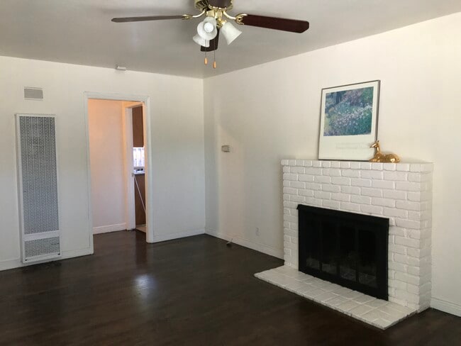Living room with fireplace - 921 Sherman Oaks Dr