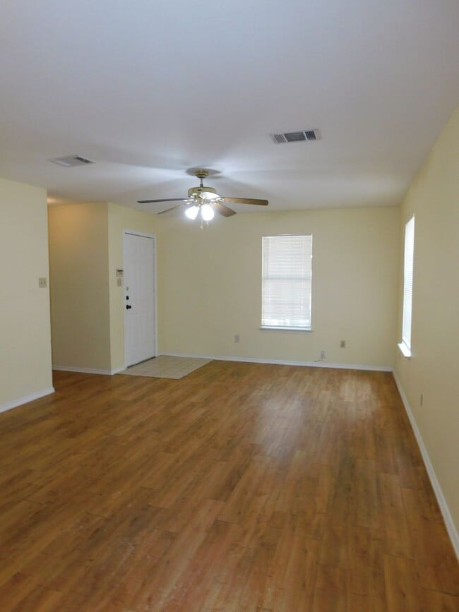 Building Photo - 2211 Katy Ln Unit 2211-DKATY