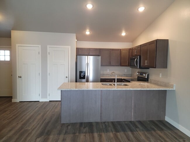 Building Photo - 3 bedroom 2 bathroom townhome with 1 car garage