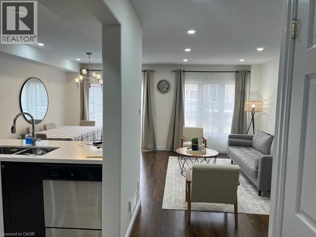 Photo - 522 Banffshire Crescent