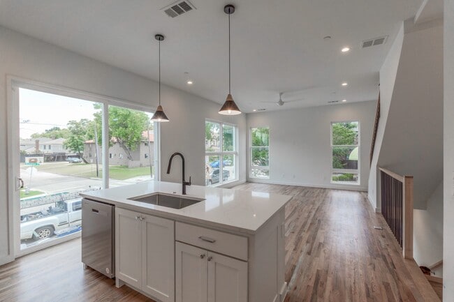 Photo - 3 Bedroom Townhome in Lakewood Walkable to Your Favorites!