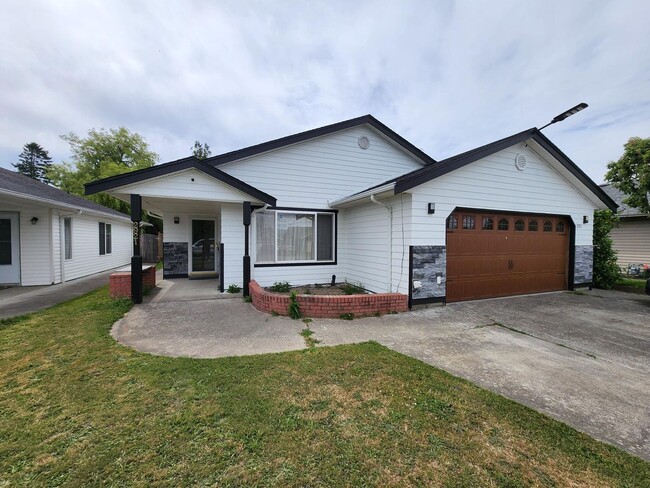 Building Photo - Stunning 4 Bedroom Home with Private Yard ...