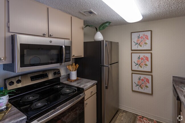 1BR, 1BA 750SF
