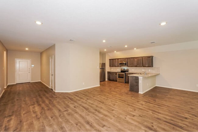 Building Photo - 1526 Woodlake Dr Rental