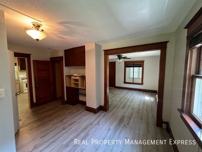Photo - 925 N Blauvelt Ave