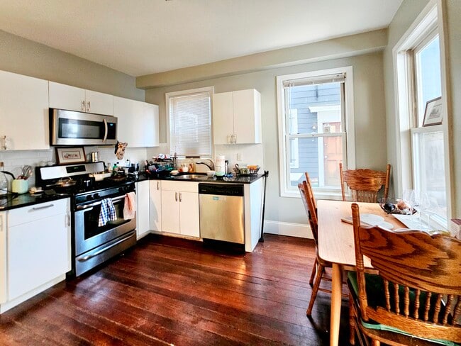 Building Photo - 23 Evergreen St Unit 3