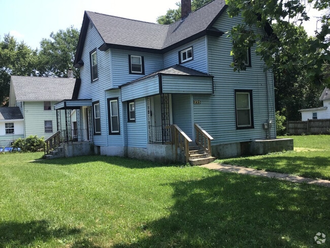 Building Photo - 4 bedroom 2 bath home in Rockford