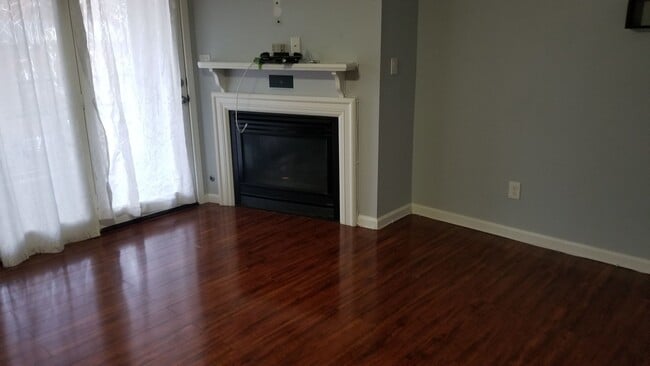 Photo - AVAILABLE NOW! Want a GREAT Location? Want an Average LGE Bill of $30/mo?? This Beautiful 1 Be...