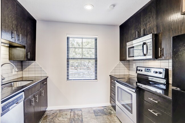 Building Photo - 1501 Hyde Park Blvd Unit 20