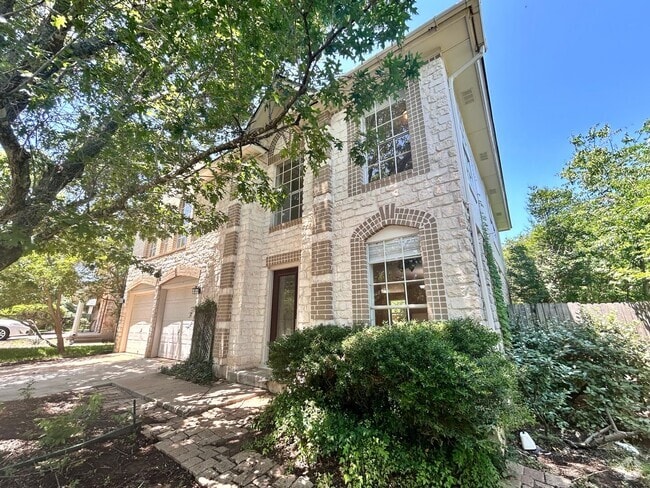Building Photo - Beautiful and Spacious 3 BR / 2.5 BA Home ...