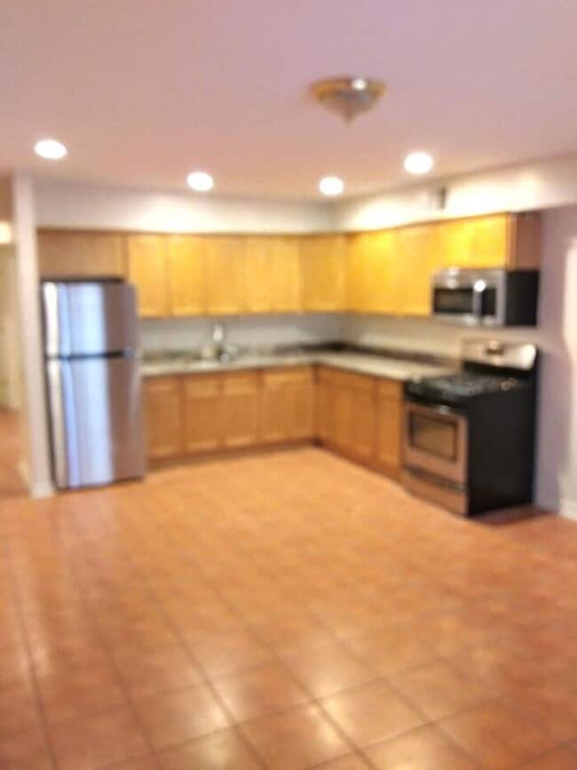 Building Photo - Luxury to Love