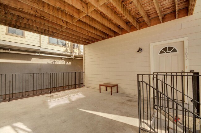 2500 Leon St