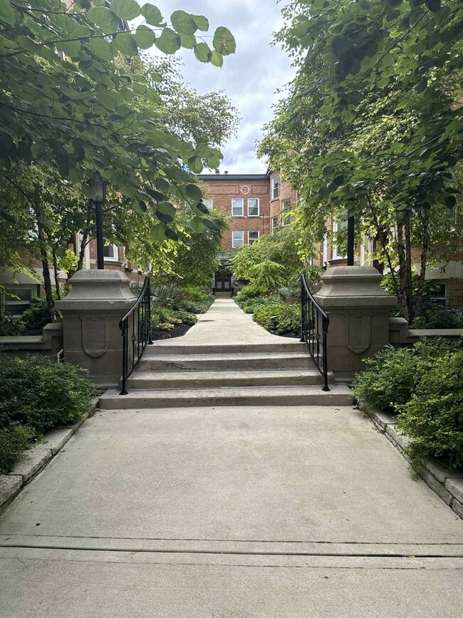 Photo - 631 W Barry Ave Condo Unit 3G