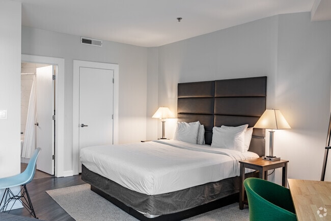 Studio, 1BA - 693SF
