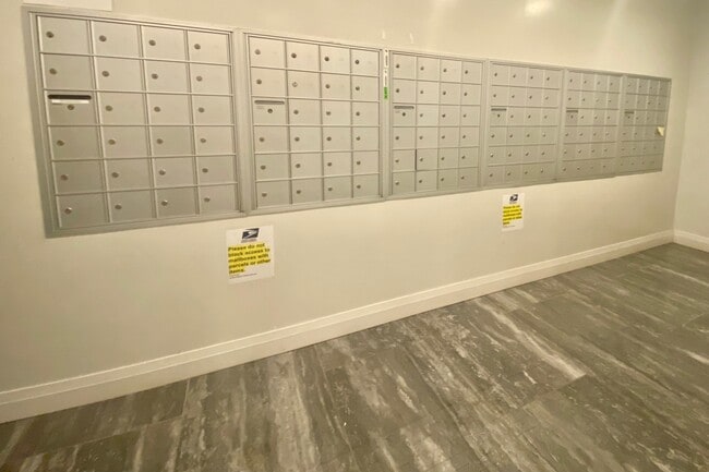 Mailroom. - 27 Northill St Unidad 2J