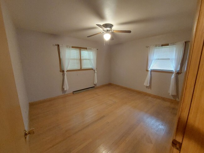 Photo - 3 Bedroom 2 1/2 bath brick ranch with fenc... House