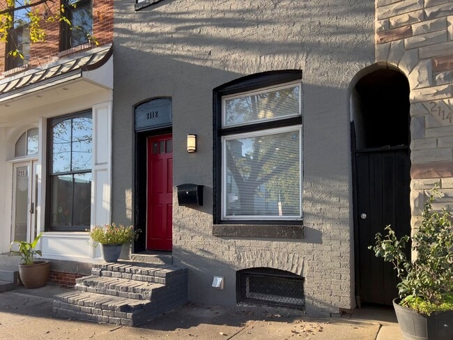 Building Photo - Beautifully renovated 3BR/3.5BA in Upper F... Rental