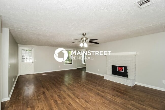 Photo - 3 Bedroom Pet-Friendly Home in Riverdale, GA with Main Street Renewal